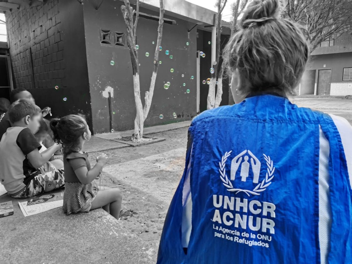 AcnurMexico's tweet photo. Jugar es la posibilidad de recortar un trocito de mundo y manipularlo. La imaginación nos hace libres para volar como burbujas.

En medio de esta contingencia es importante que la niñez refugiada o solicitante de asilo realice actividades para ayudarlos a procesar sus emociones https://t.co/jlhwJXq1cB