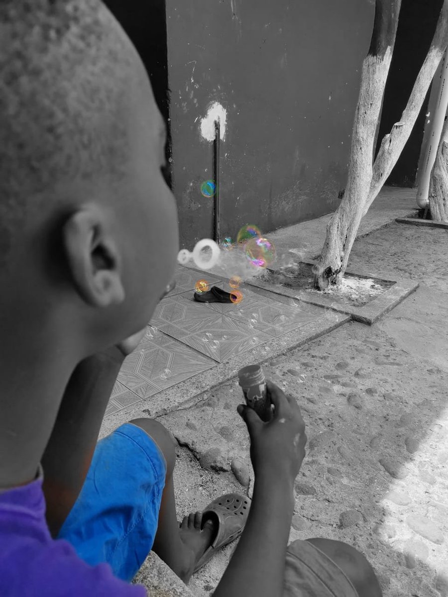 AcnurMexico's tweet photo. Jugar es la posibilidad de recortar un trocito de mundo y manipularlo. La imaginación nos hace libres para volar como burbujas.

En medio de esta contingencia es importante que la niñez refugiada o solicitante de asilo realice actividades para ayudarlos a procesar sus emociones https://t.co/jlhwJXq1cB