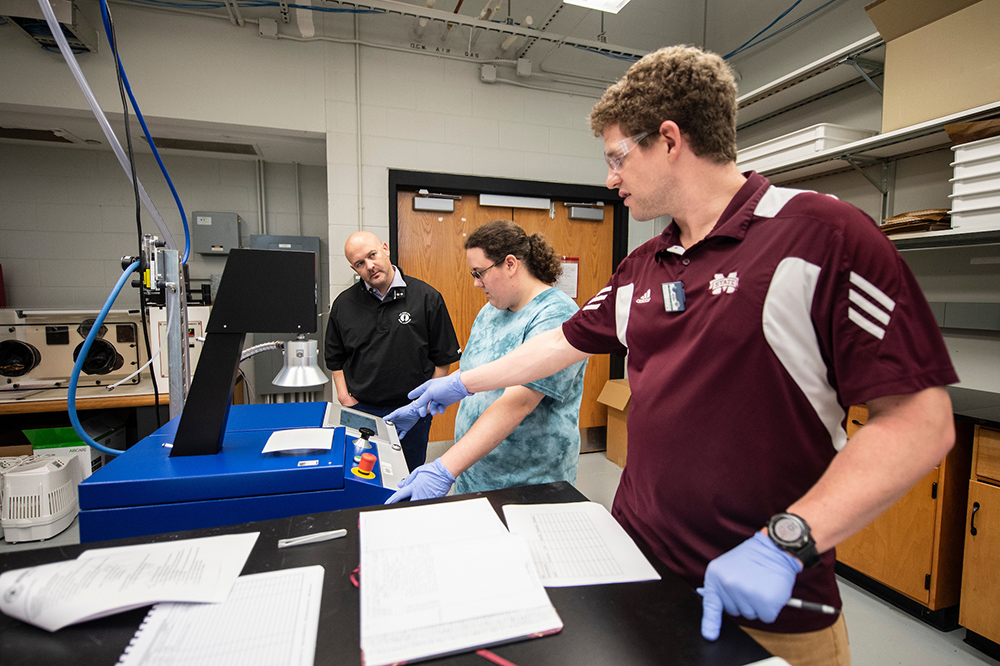 As Mississippi manufacturers mobilize to produce face masks in response to COVID-19, MSU researchers are helping them determine which materials are best suited for filtering air particles. #WeRingTrue bit.ly/3bnbkzK