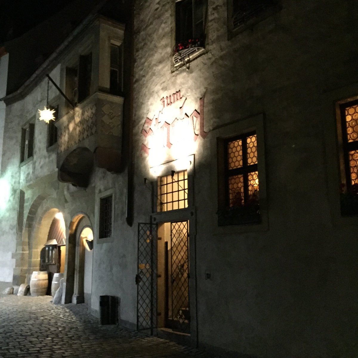 Around the corner from the Untere Marktplatz, you’d find the historic guesthouse Zum Stachel. The little courtyard is gorgeous. Take a peek inside.
