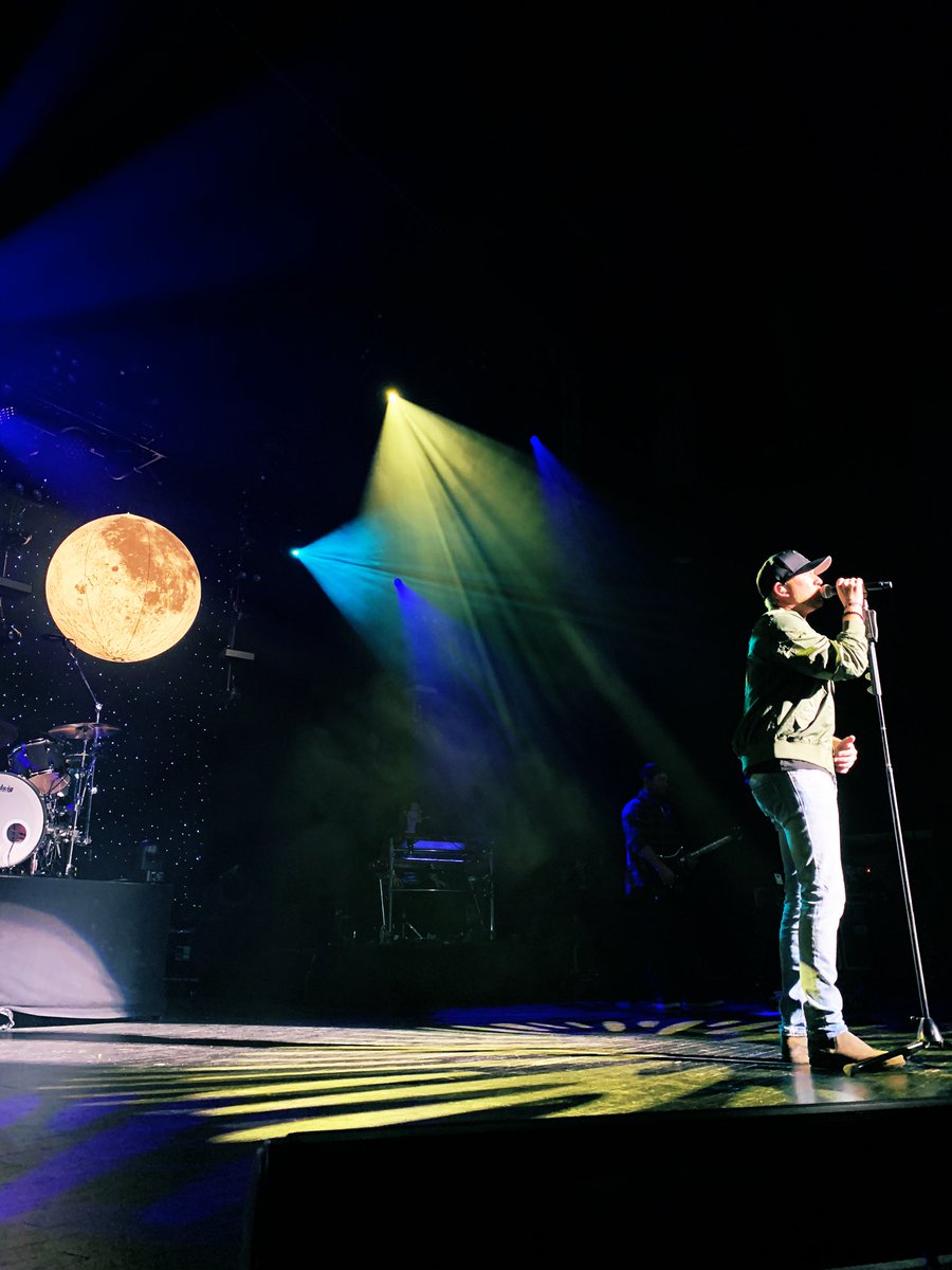 JoJo_Marie84's tweet photo. In the middle of a memory ... Opening Night πππͺπ #DowntoEarthTour #coleswindell #DHCFamily @coleswindell @Steph_Osgood @stefffdeee @dmmls @ShawnKrulik https://t.co/iTqS9PXAEe