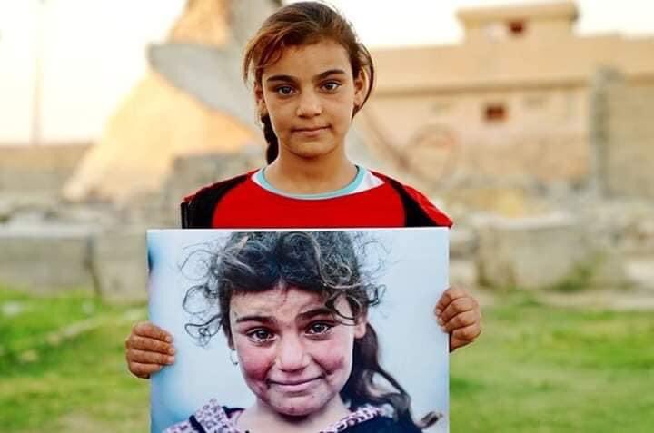 Hayat işte nerden nereye götürüyor insanı 2 yıl boyunca  bu güzel kızı aramış fotoğrafı çeken. Adam iki yıldan sonra bulmuş iki karekter bir resim ağlayarak gülen kız