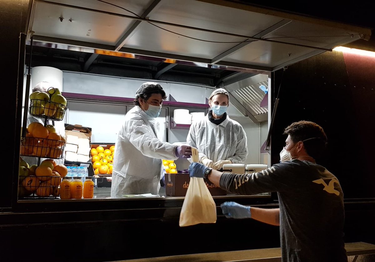 IdiazAyuso's tweet photo. Gracias a los consejeros @palomamartinm y @davidperez, que están ayudando a preparar los lotes que entregan en @mercamadrid_hoy los voluntarios de Gastronomía Solidaria, para dárselos a los transportistas que trabajan de noche. Unos 800. https://t.co/0mtijuwxZ8