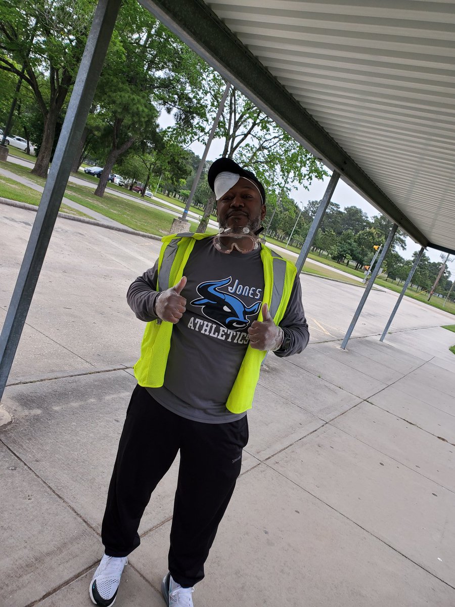 Ms_Holloway06's tweet photo. @JonesMS_AISD volunteers at @NimitzHS_AISD for technology distribution today. #NoFevers #WeGotTheClear #QuickGroupPick #WeMaintainedOurSocialDistance #EvenThoughWeMissedEachOther #GoodToSeeSomeOfOurKiddos #AldineAtHome #AldineCares @EliaMartinez02 @Laur3ntis @Mr_Gadget007 https://t.co/Nto1sl1t2V