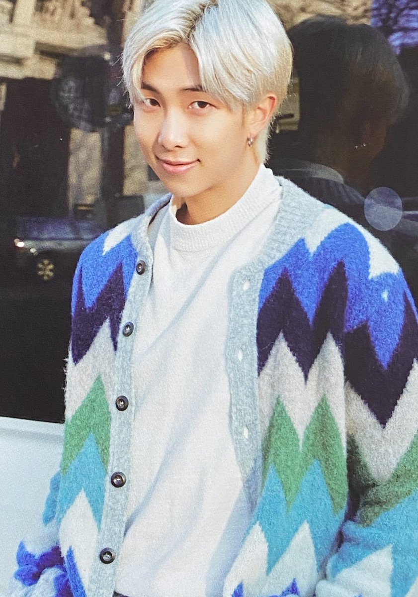 joonicrossing's tweet photo. ✨wearing my favorite cardigan today🦋 https://t.co/E1OxFFUJcp