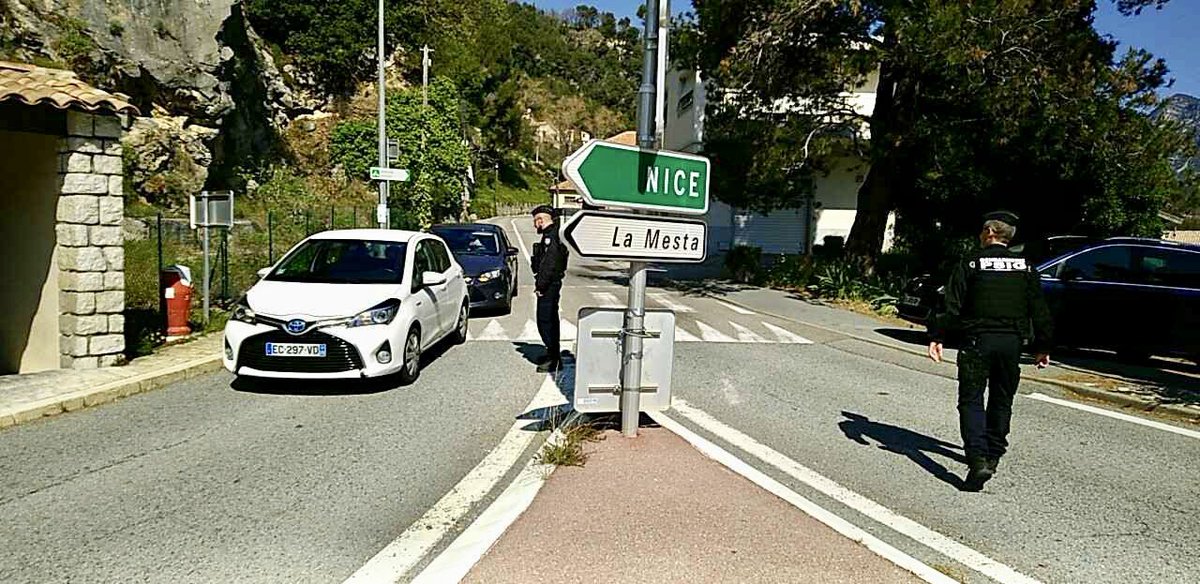 prefet06's tweet photo. #coronavirus Ce week-end encore, @PoliceNat06, @Gendarmerie, police aux frontières, forces mobiles, affaires maritimes et policiers municipaux s’assureront du respect du confinement, des arrêtés préfectoraux... et du code de la route 🛣 en tous points des #AlpesMaritimes ⛔️⚠️📣 https://t.co/iAYw9ylwAN