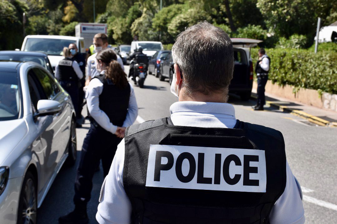 prefet06's tweet photo. #coronavirus Ce week-end encore, @PoliceNat06, @Gendarmerie, police aux frontières, forces mobiles, affaires maritimes et policiers municipaux s’assureront du respect du confinement, des arrêtés préfectoraux... et du code de la route 🛣 en tous points des #AlpesMaritimes ⛔️⚠️📣 https://t.co/iAYw9ylwAN