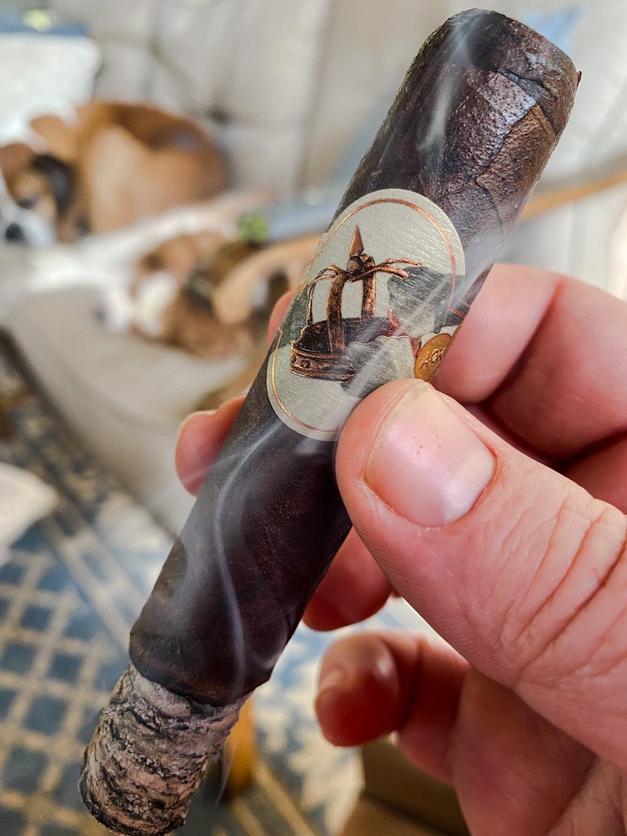stogiedad's tweet photo. One more to wrap the day...@drewestatecigar & @CaldwellCigars #AllOutKings with the dogs. #nowsmoking https://t.co/5LnF9MkpKc