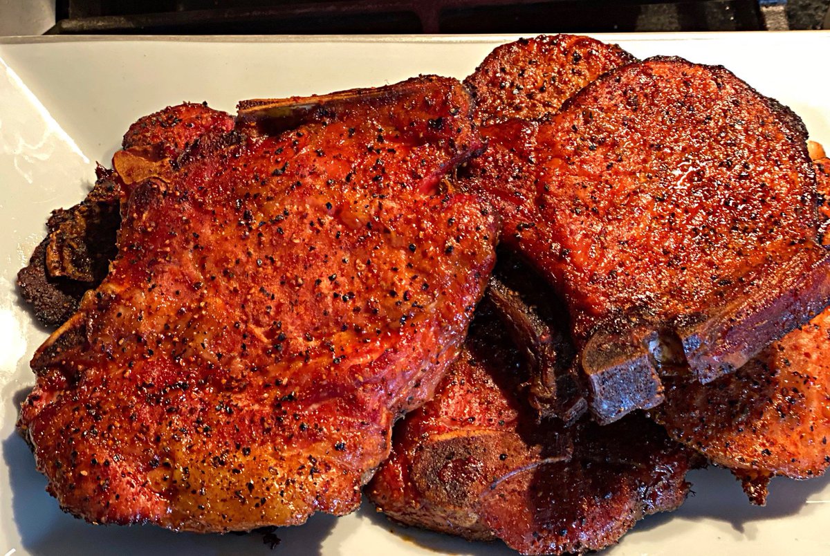 Moecasonbbq's tweet photo. Easy peasy pork chops cooked on my @greenmountaingrills Davy Crockett seasoned with my pork rub.👍🏾🎯🔥🇺🇸 #simpleandeasy #smokedporkchops #moecasonporkrub https://t.co/eGWIcOV92j