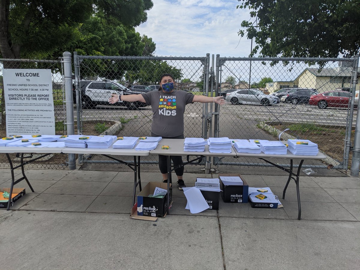 TeacherMrsC's tweet photo. Another successful day of passing out learning packets. @BobNelson_FUSD @fresnounified #Fusd #FusdStrong #Education #Volunteering #LearningPackets https://t.co/NyE1gFxKvo