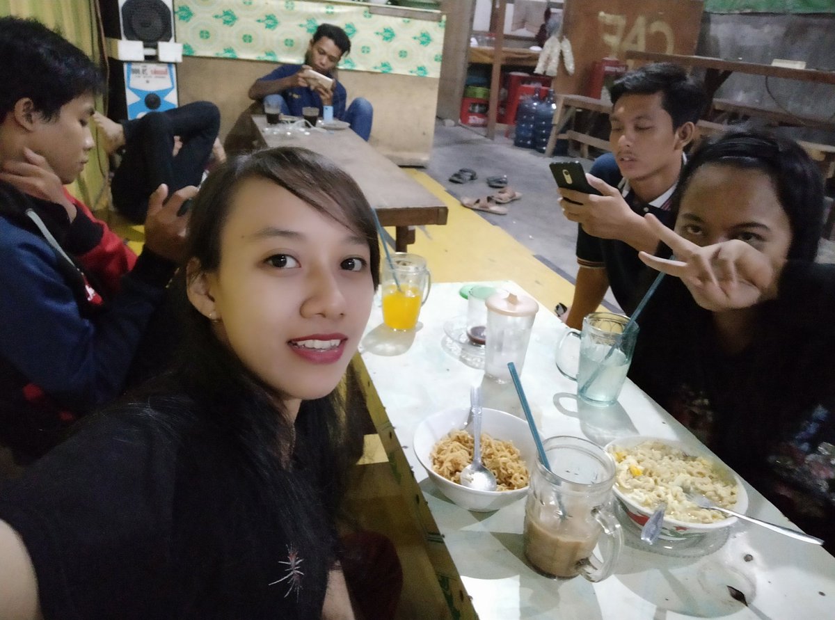 ACkmjs's tweet image. Dibikin Santuy adja ☕🍹