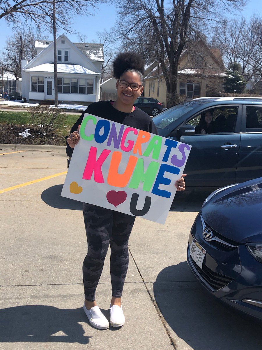 Husky players with some more great signs did Kume coming in.  Thanks Morgan G, Mojo &amp; Taniya for sharing!