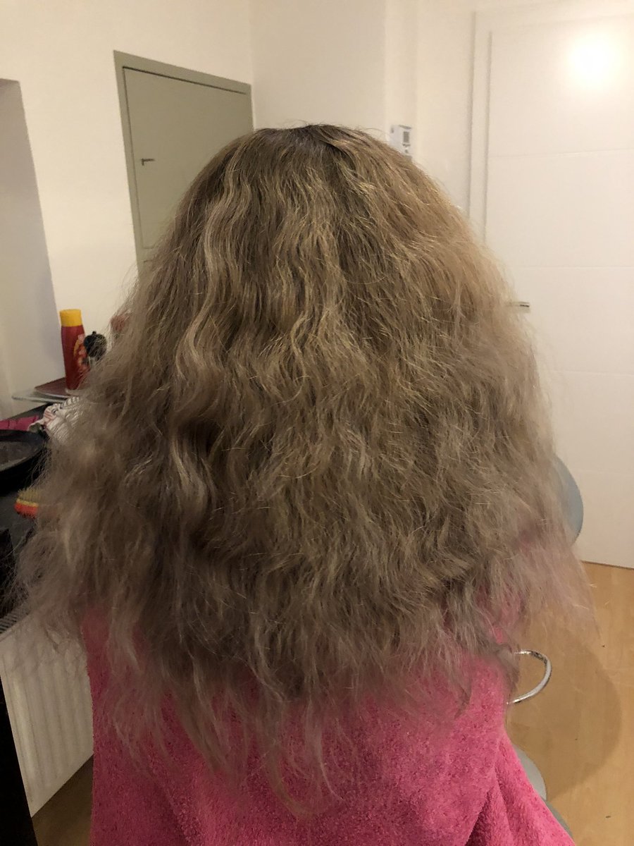 Lenki007's tweet photo. Corona times : Freundin 3 Stunden die Haare schwarz färben um am ende blau-braun  grau oda so herauszubekommen😅 https://t.co/LpMVyE35D7
