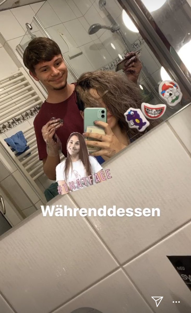 Lenki007's tweet photo. Corona times : Freundin 3 Stunden die Haare schwarz färben um am ende blau-braun  grau oda so herauszubekommen😅 https://t.co/LpMVyE35D7