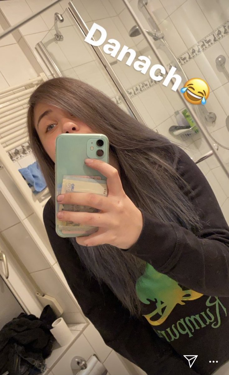 Lenki007's tweet photo. Corona times : Freundin 3 Stunden die Haare schwarz färben um am ende blau-braun  grau oda so herauszubekommen😅 https://t.co/LpMVyE35D7