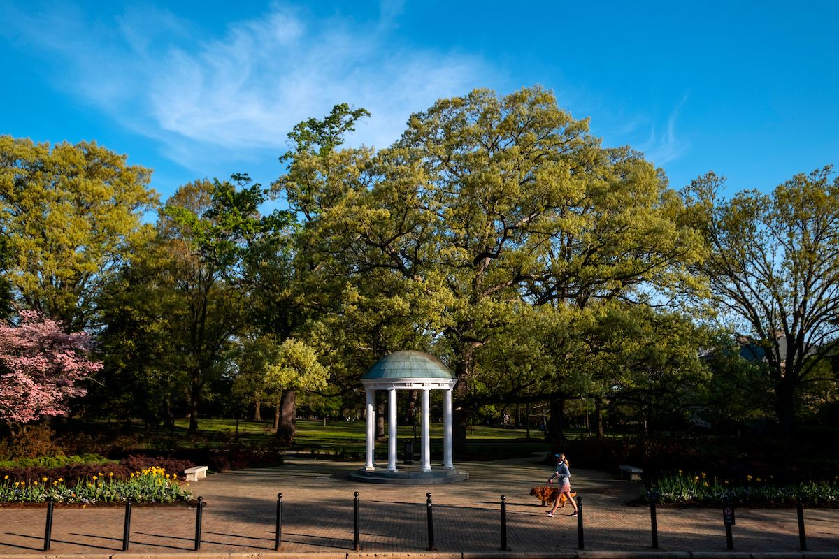 #UNC-Chapel Hill announced it is waiving tuition and fees for an online nurse refresher course to help registered nurses in North Carolina help fight #COVID-19. The offer addresses the state’s nursing shortage and community safety. #HigherEd #Growth
buff.ly/3dLt2hT