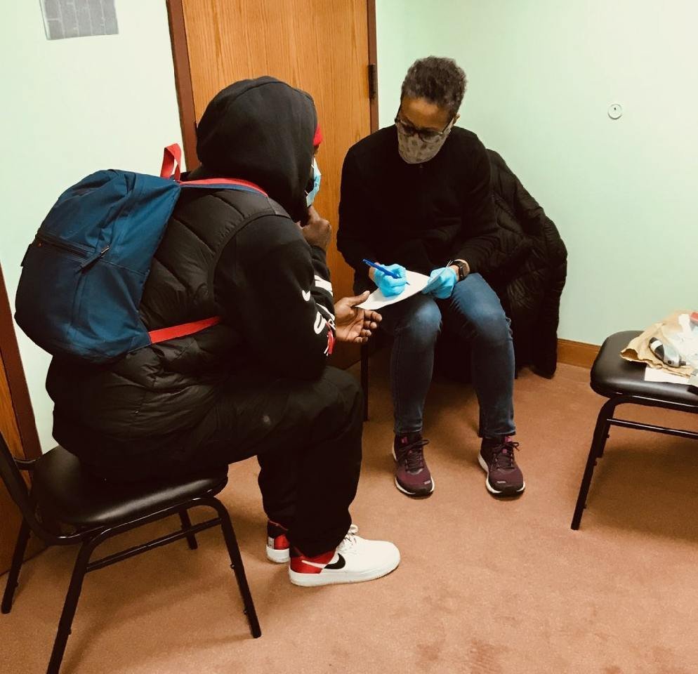 An intimate gesture in a time of Coronavirus: a nervous and touching moment in the homeless shelter elimstrongtowershelters.org/2020/04/17/an-…