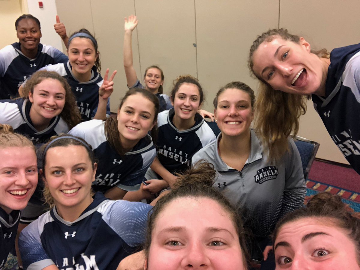 STAHawksWBB's tweet photo. Happy #FUNFRIDAY from our squad to you and yours!😃😄🤗 #WeFun #FeelGoodFriday #CRU https://t.co/acXQhD1HJX