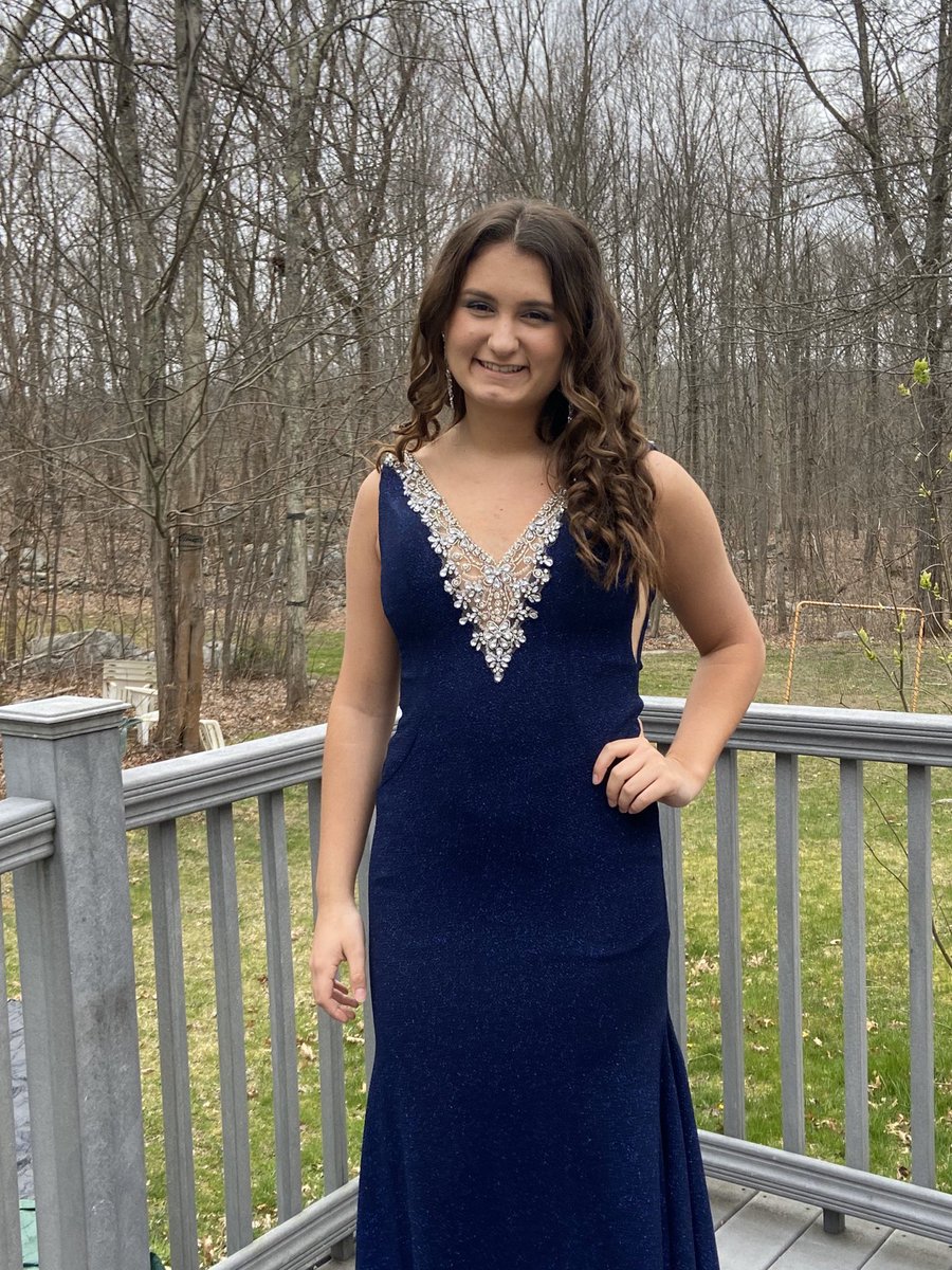 mommyspins's tweet photo. Socially distant prom! #SocialDistance #carmel #prom2020 @ashlynspinellii https://t.co/u9LNRjbFm1