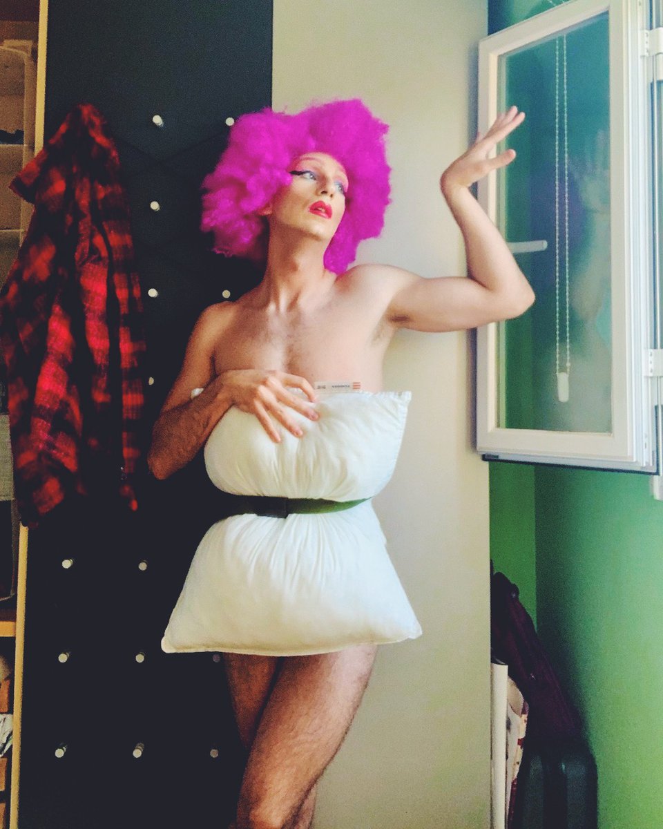 pelucamorada's tweet photo. Mi look de hoy para cortarme las uñas de los pies en la bañera 💋 #pillowchallenge https://t.co/ihnJ0MfoTT