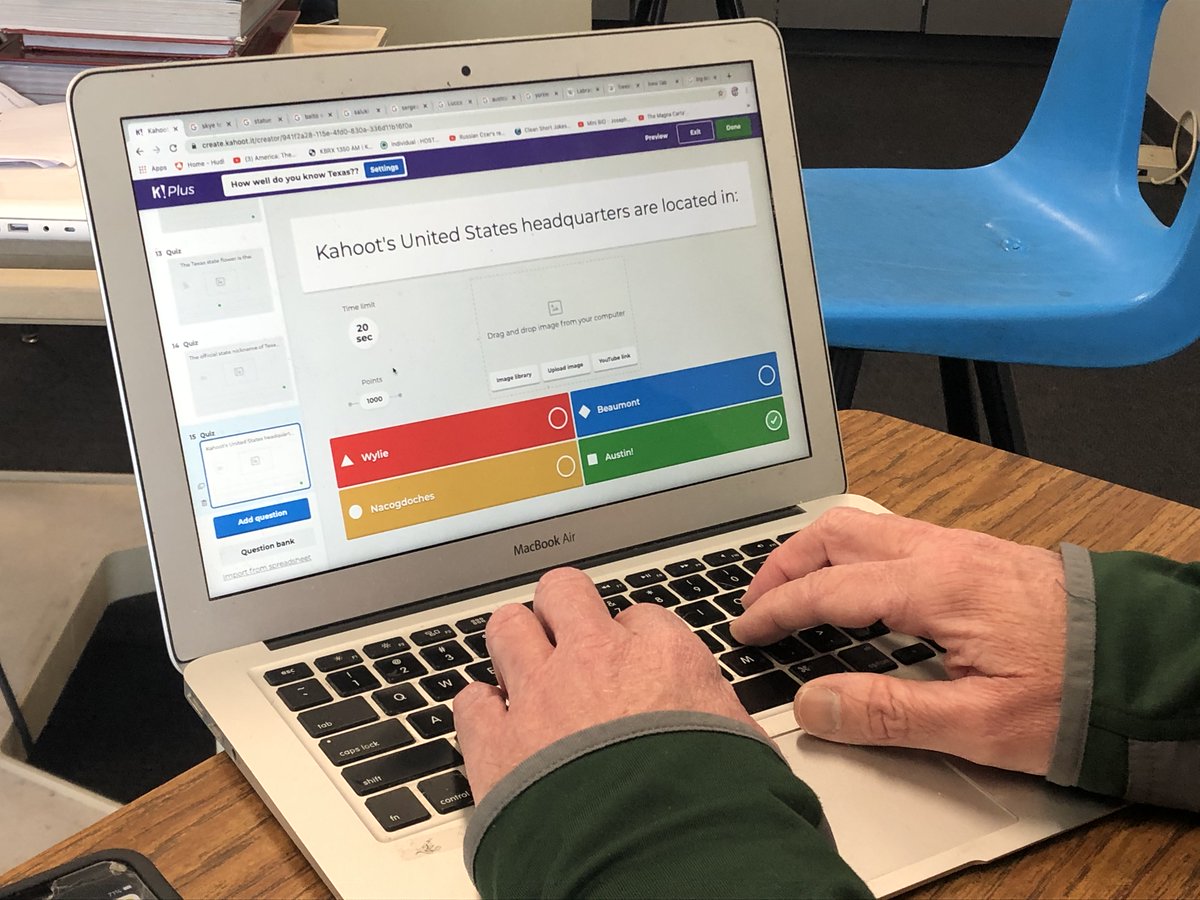 👏 One amazing teacher at <a href="/ONeillEagles/">O'Neill High School 🦅</a> 🦅 Junior-Senior High School is using Kahoot! challenges to create trivia quizzes for his entire community! ⭐ 
Read more and play along in our latest blog article ⬇️ 
bit.ly/2VgAuKB
