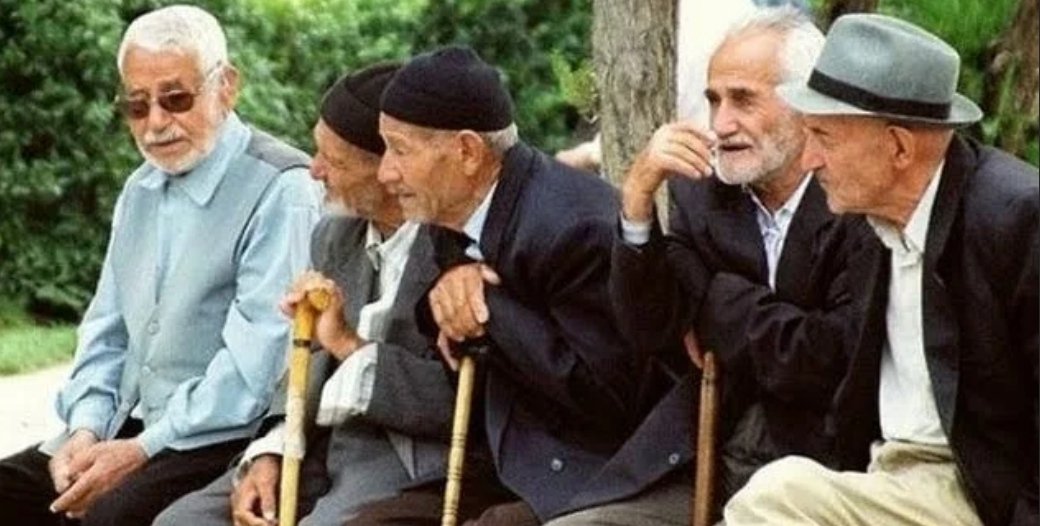 Türkiye'de yaşlıların genelde aileleri ile birlikte yaşadığı düşünülürse, sokağa çıkma yasağında, özellikle çalışan gençlerle birlikte aynı evin içinde olmaları çok mantıklı değil. 65 yaş üstü hafta sonunda sokağa çıkabilsin, daha emniyette olurlar.