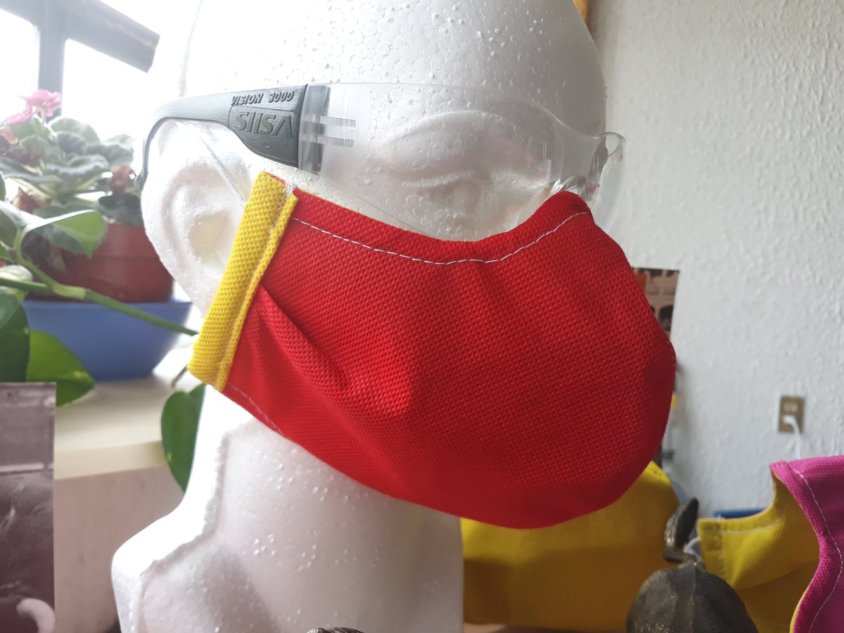 😷⬇️ Yo los confecciono, Son doble cara, solferino y vueltas en gualda, como los capotes, y grana y gualda, como las muletas, Tres capas de tela no tejida, es sintética de polímero, nada de algodón. 😉