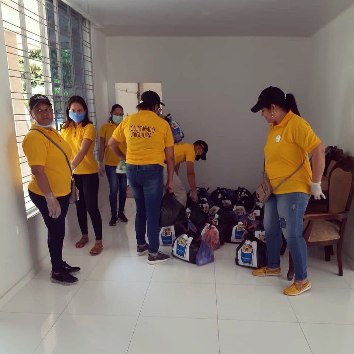 voluntariadoG's tweet photo. Con el propósito de atender la emergencia generada por el Covid- 19 el grupo @voluntariadoG de @Uniguajirafon encabeza de la Directora Provincial se suman a la donación de mercados para las familias más vulnerables del municipio @uniguajira_ @caroblesjulio @mtaryn https://t.co/X9FqqKtWKY