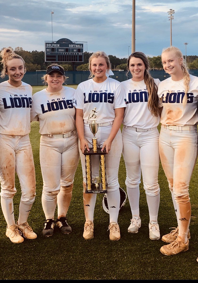 sb_tka's tweet photo. We will honor our 5 seniors by turning on our game lights at 8:20 for 20 minutes. We ๐ you and we honor you! #AllGloryToGod #AG2G #TheySoldOut https://t.co/D0AIWxSF4E