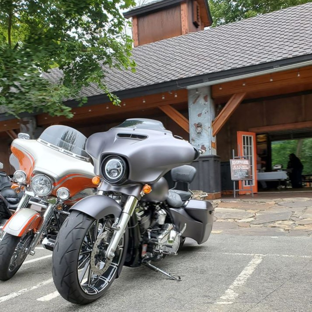 Smt_MachiningCo's tweet photo. Showing off our #ContrastCut Centerfold Bulldog Series wheel on a #CustomStreetGlide.
.
There's really only one way to go &amp; that's #AircraftGrade #AmericanMade 6061 T6 Billet #AluminumAlloy!
.
.
#NoFucksGiven, shop https://t.co/jiSJqfLcnT today &amp; get 20% OFF! https://t.co/tS5mmmkD8A