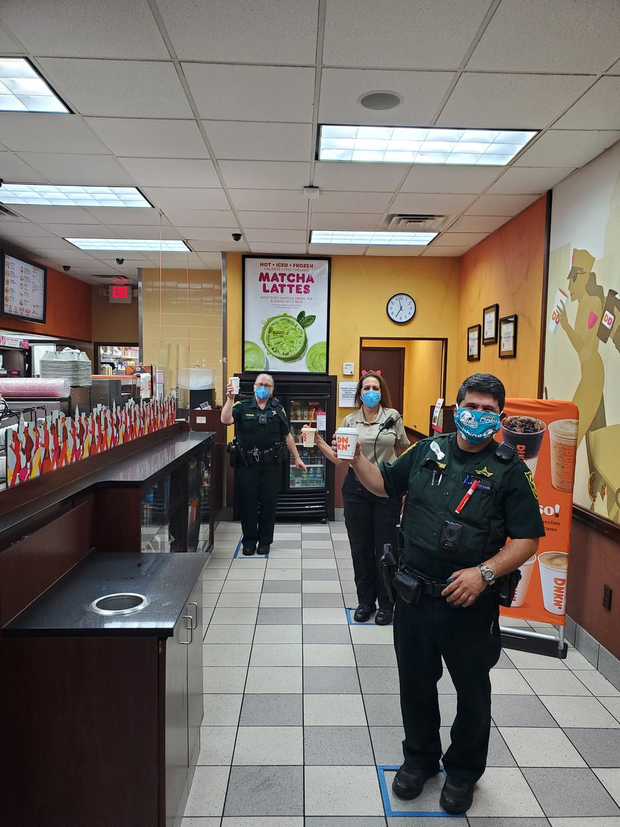 Quena0809's tweet photo. THANKS to all police officers for your work during this difficult time!!! Specially to the BSO who always stop at 100 Weston Rd #dunkindonuts store. Following the #SocialDistancing and wearing their mask 😷 @CityofWeston @cityofsunrise @browardsheriff https://t.co/wL7s2deSZy