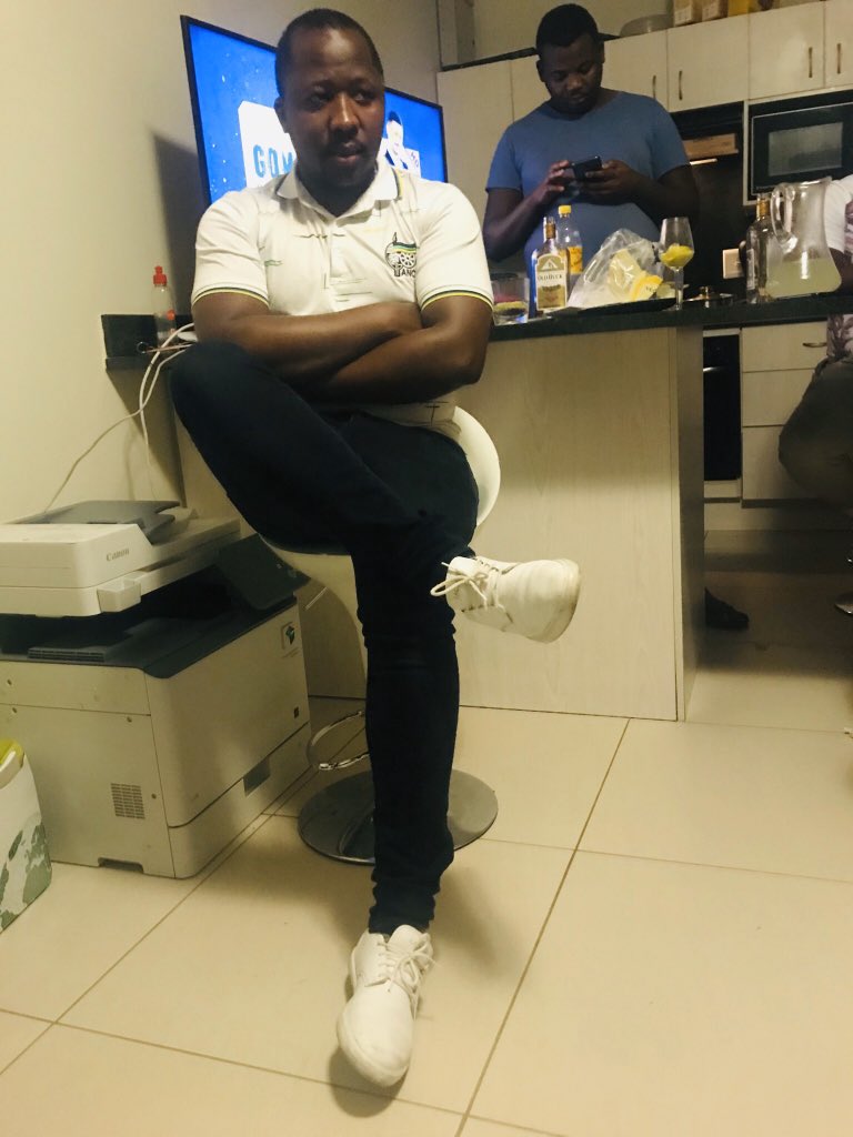 SigcineMbixane's tweet image. Dj dj kubooo #Hit_Refresh