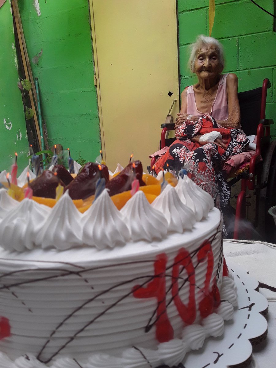 wineffred's tweet image. Ella se llama  Dolores  pero le decimos mamá Lolita  y hoy está cumpliendo  102 años. 
Sus hijas, nietos y bisnietos  no pudieron  venir a visitarla  por la cuarentena pero le enviamos vídeos e hizo  vídeo conferencia  con sus nietos del extrangero.  
Nos alegramos con ella