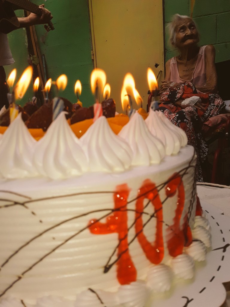 wineffred's tweet image. Ella se llama  Dolores  pero le decimos mamá Lolita  y hoy está cumpliendo  102 años. 
Sus hijas, nietos y bisnietos  no pudieron  venir a visitarla  por la cuarentena pero le enviamos vídeos e hizo  vídeo conferencia  con sus nietos del extrangero.  
Nos alegramos con ella