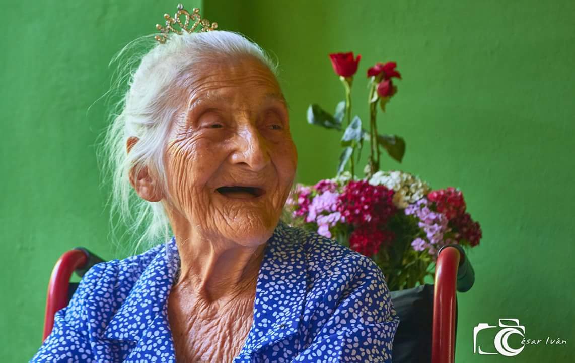 wineffred's tweet image. Ella se llama  Dolores  pero le decimos mamá Lolita  y hoy está cumpliendo  102 años. 
Sus hijas, nietos y bisnietos  no pudieron  venir a visitarla  por la cuarentena pero le enviamos vídeos e hizo  vídeo conferencia  con sus nietos del extrangero.  
Nos alegramos con ella