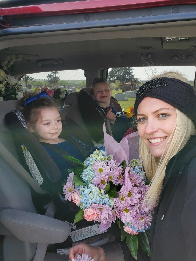 kendalooo's tweet photo. “HEY FUNERAL LADY, CAN YOU TAKE A PICTURE WITH US”.  Thankful today and everyday to get to serve people during such a difficult time. 😭😍 https://t.co/WM0qVIBGWZ