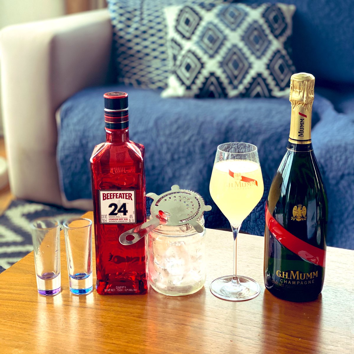 SegoChampagne's tweet photo. (5) Top up the other half of the glass with your #Champagne #GHMumm 🥂 @GHMUMM #CocktailThread #CocktailAtHome #StayHome #ChampagneCocktail #French75 https://t.co/0yNRIXKapL