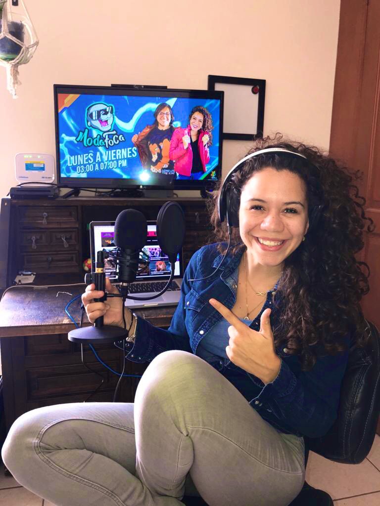 PauChinos's tweet photo. ¡Feliz viernes amiguitos! Hoy hacemos #modafoca desde casa 🏠 @LOS40PueblaFM #QuedateEnCasa https://t.co/vC6nirt927
