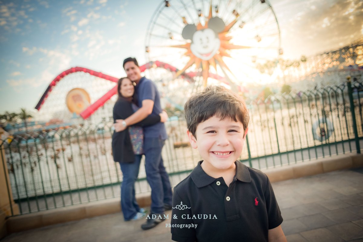 ACPhotoTeam's tweet photo. The Watts family is on the feed today! This #Disneyland session is a little throwback to the holidays, cause who can't use a little cheer right now?
https://t.co/F1DGKQvqHY
#adam_claudia_photography #DisneylandResort #BraggingRights #Anaheim #California https://t.co/UBLtFVWOZl