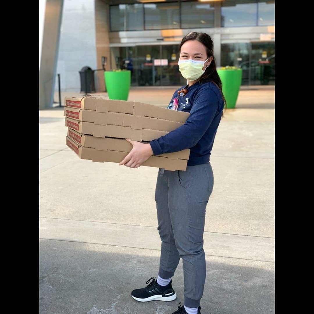 BossLadyPizza's tweet photo. Even though it feels like the world has stopped, our healthcare workers are pushing themselves harder than ever to keep everyone safe. Cannot thank them enough🙏...but we CAN send them a pizza party of gratitude @ChildrensColo 🍕😘! #NICULove #BLPGivesBack #GiveBackNotScaleBack https://t.co/QiKLhibPc6