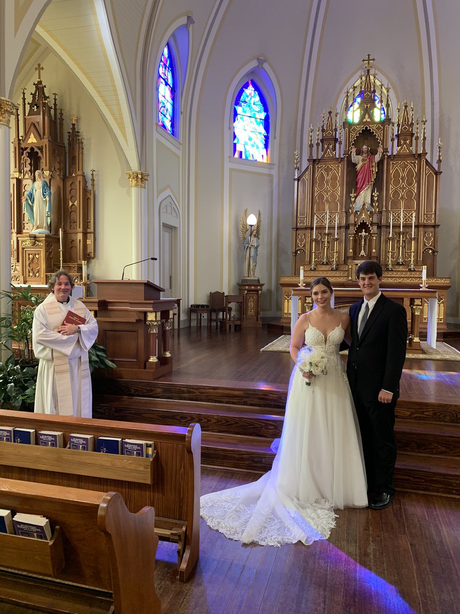 PadreHooch's tweet photo. A 4PM Friday wedding wasn’t part of the plan but it was one of the most beautiful sacraments. No music or fanfare, no crowd or bridal party, no limos or extras, only a simple exchange of vows with the parents of the couple, her maid of honor & his best man. #lovemyvocation https://t.co/6aQx9ZkYLO
