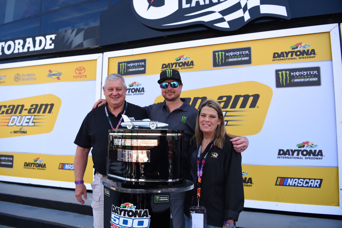 onlocationexp's tweet photo. One of our favorite memories from the 2018 DAYTONA 500? Hanging with former champion Kurt Busch and taking a picture with the Harley J. Earl Trophy. π―#psLEVELUP #DAYTONA500 https://t.co/fYEtHtABpW