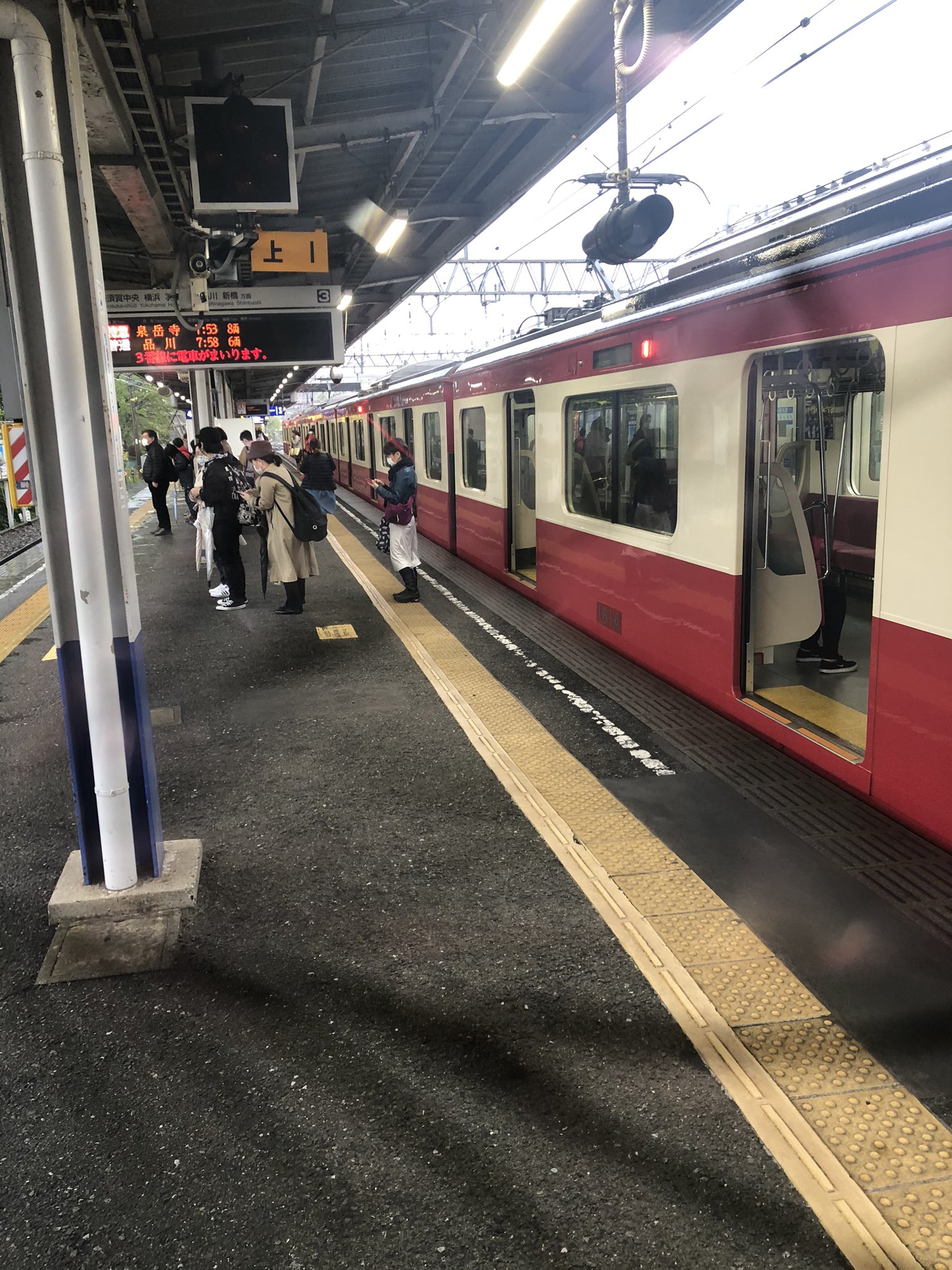 京急本線の堀ノ内駅付近で落雷があり停電している現場の画像