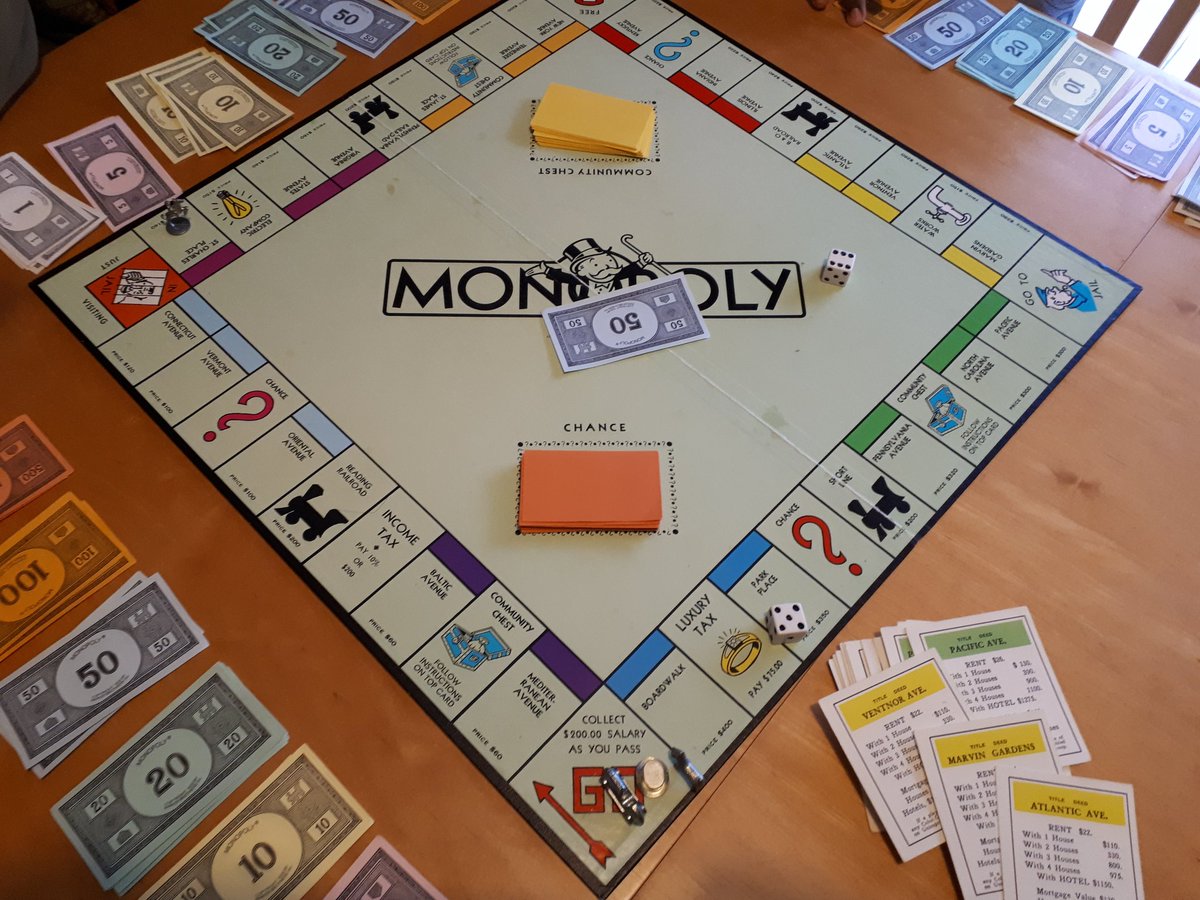 szkhan03's tweet photo. Old school game night. #Monopoly https://t.co/Cvbh75W33r