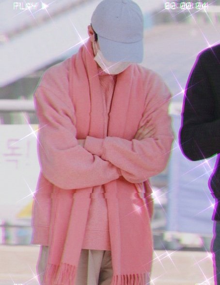 Suho with pink is precious  #EXO  @weareoneEXO  #SUHO    #LetsLove_바이브타임