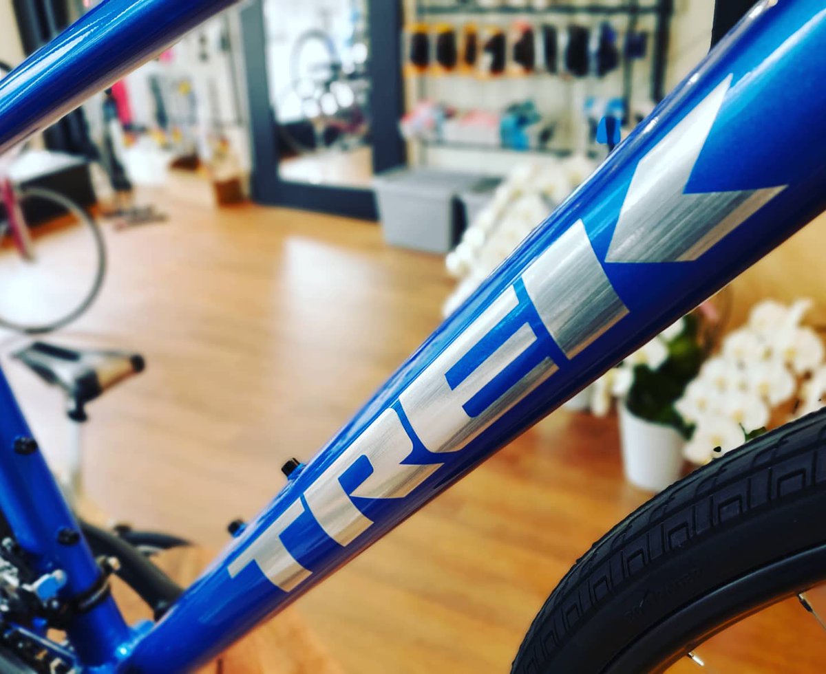 HiranoSquadra's tweet photo. コロナショックにより自転車通勤をお考えの方にピッタリな一台をご紹介致します👍
TREK FX2 disc  Alpineblue
鮮やかなブルーにシルバーのロゴが映えますね😍
通勤自転車をお考えの方は是非スタッフまでご相談ください🚴
#trekfx2
#alpineblue
#自転車通勤 https://t.co/u0Ug54tlGy