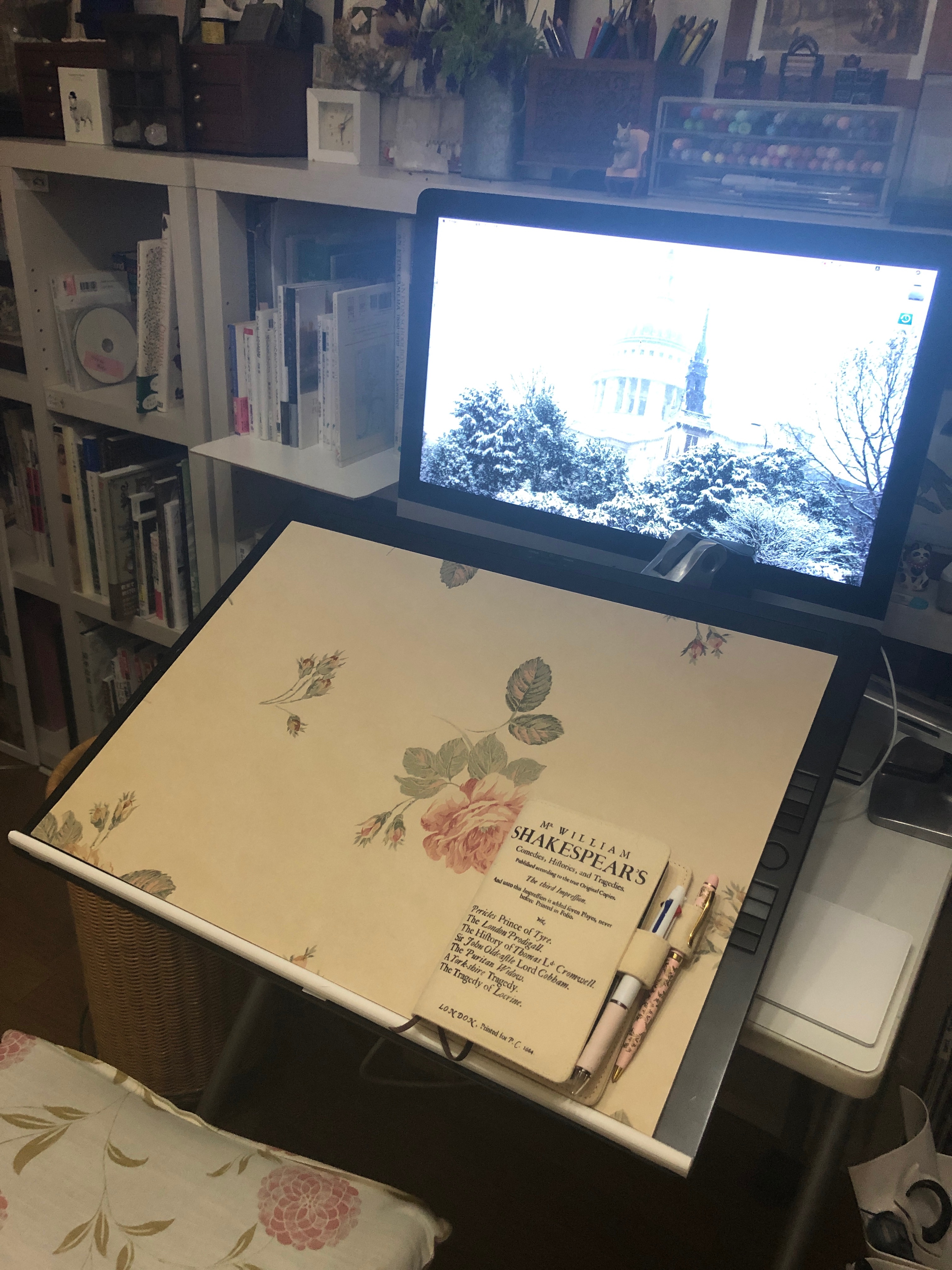 もとなおこ 液タブを使わないときは スケッチブックの傾斜版としても使える優秀なcintiq旧さん イラストボードにローラアシュレイの壁紙を貼って かわいい画版にしてみたり 下側を止めているのは 実はikeaのコードカバーを両面テープで止めたもの