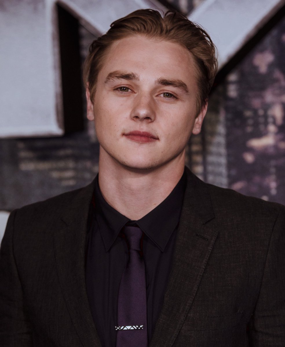 ⚠️ EN BUSCA Y CAPTURA ⚠️

• Savannah Diesel – 16 años, estudia en Hogwarts. Tiene un don para las pociones y hechizos punzantes. Vinculada a antigua brujería.

• Jason Pucnam – 16 años, estudia en Hogwarts. Aunque trata de ocultarlo, es realmente bueno en Herbología.