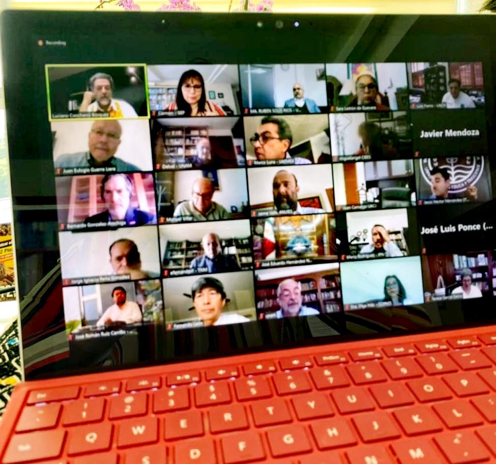 ConcheirLuciano's tweet photo. La @SEP_mx  y @ANUIES nos reunimos en videoconferencia con más de 70 rectores para presentar las Respuestas de las Instituciones Públicas de #EducaciónSuperior en México que estamos proponiendo para enfrentar la crisis del COVID-19 agradecemos el apoyo de todas la #IES del país. https://t.co/xmQVeA1sg1