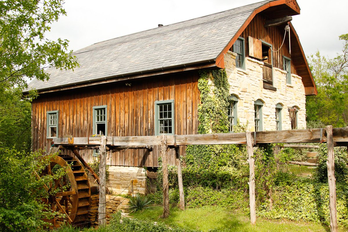 TexasKidsAdven's tweet photo. Homestead Heritage is an agrarian and craft-based Christian community that lives a simple and sustainable life just 20 minutes north of Waco. They work together to grow food and make most of what they need for daily life. β https://t.co/7HAplkbYSg #homesteadheritage #visitwaco https://t.co/bJVX5onwc1